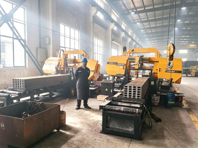 Gantry sawing machine cutting steel materials for bridge component production