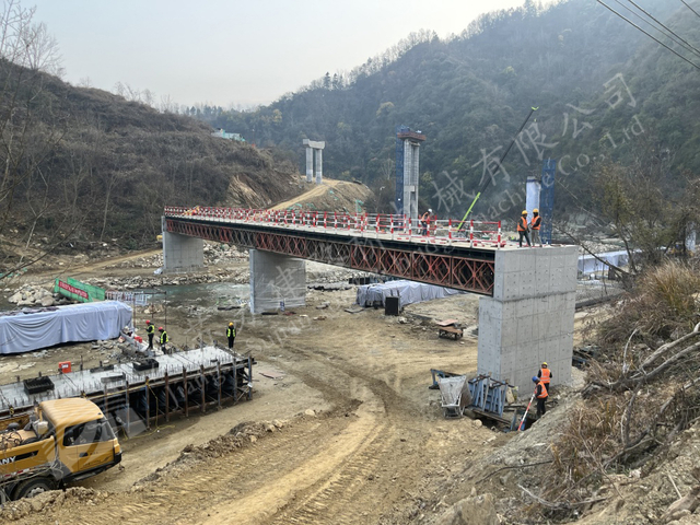 Prefabricated Bailey bridge construction site for flood response in Ankang