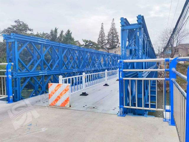 Dantu blue steel pedestrian bridge for safe riverside public walking routes