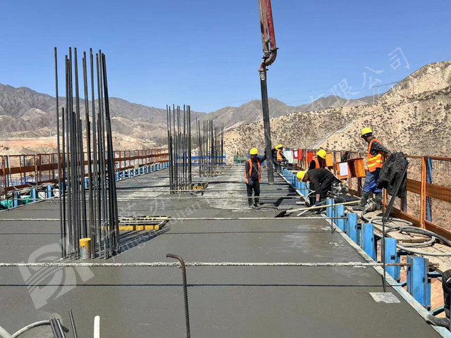 Bridge deck construction with workers for temporary access bridge over Yellow River