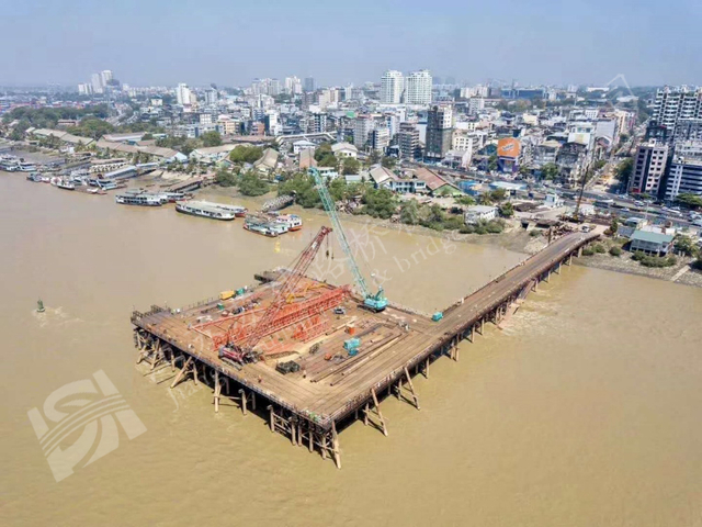 Custom steel platform supporting Yangtze River bridge foundation works