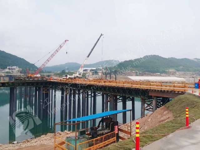 Deep-water temporary Bailey bridge under construction at Zaoshi Reservoir in Hunan