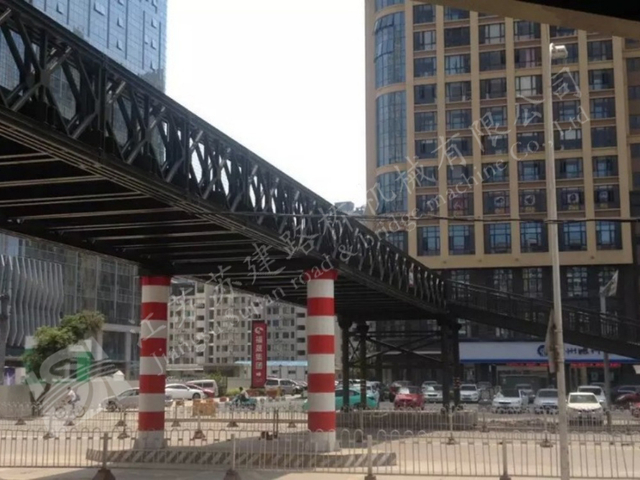 SJ-321 Bailey pedestrian bridge spanning a busy urban road in China