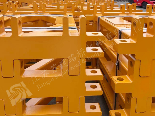 Yellow Bailey bridge cross beams for customized bridge construction