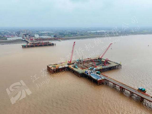 Steel cofferdam platform and cranes at the Chongqi Yangtze River site