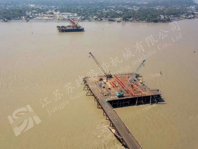 Temporary marine trestle at the Chongqi Yangtze River bridge project