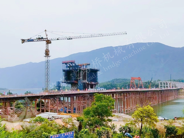 Heavy-duty steel trestle bridge with cranes for Lu-Ci Expressway construction