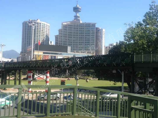 Modular steel pedestrian bridge for city traffic diversion and road upgrades